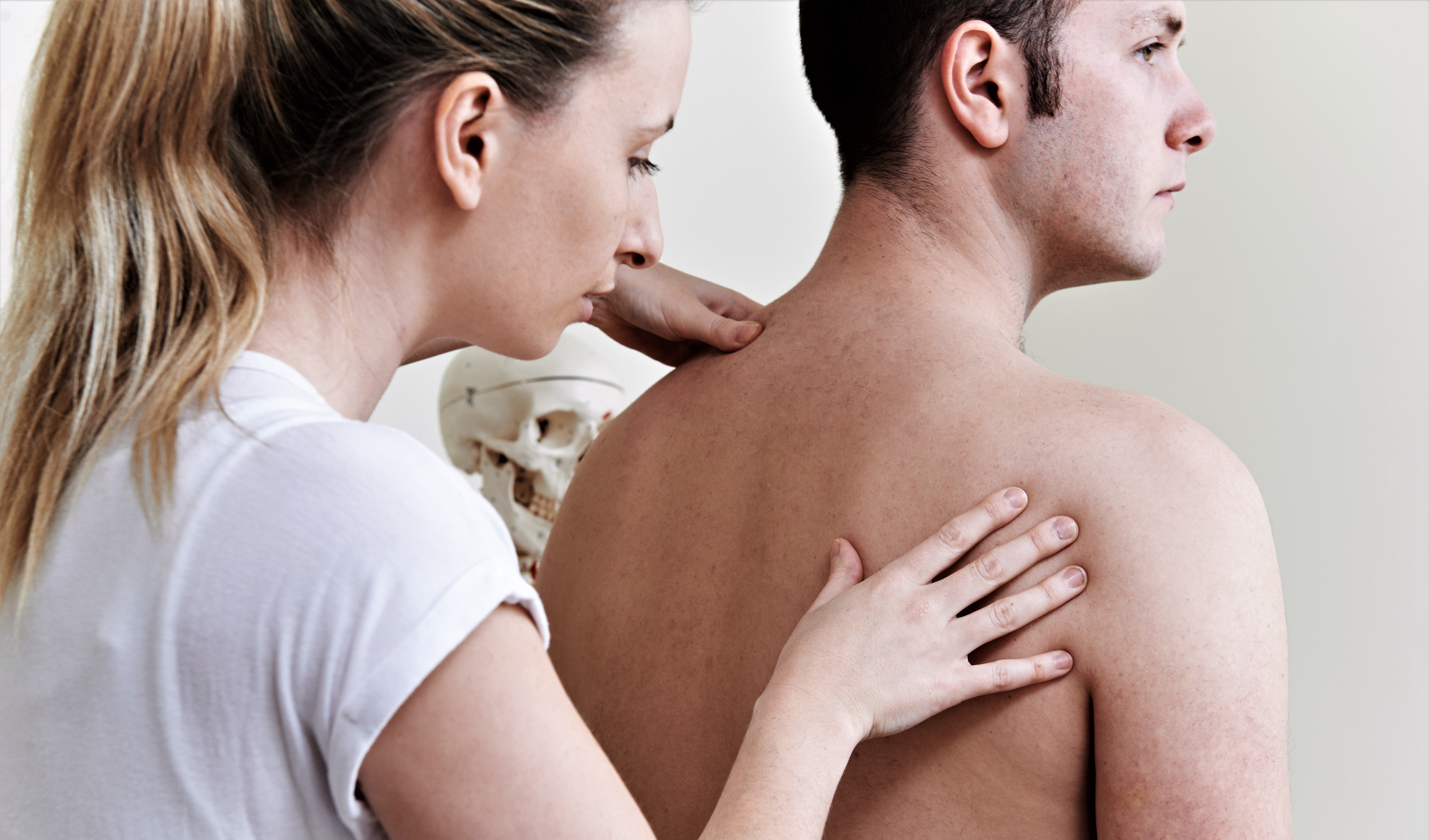 Thérapeute femme palpant le dos de son client