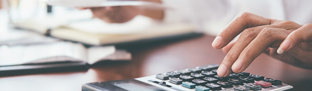 Gros plan d'une main utilisant une calculatrice