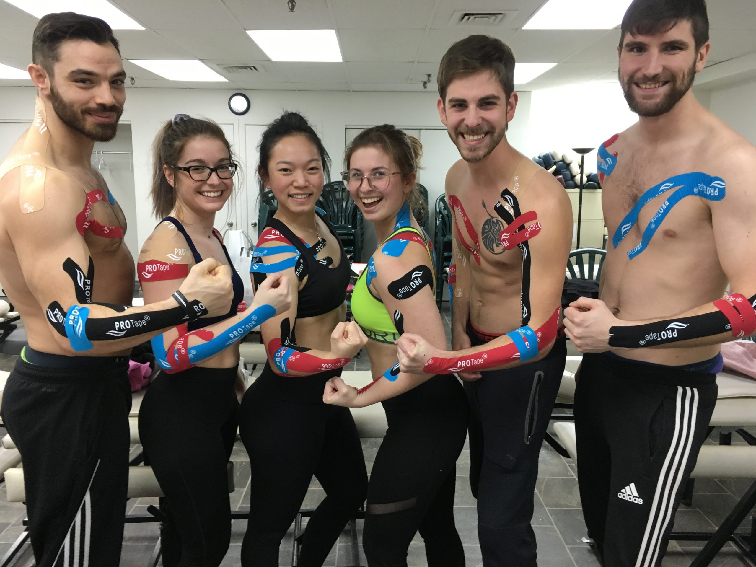 Étudiants avec du taping neuro-proprioceptif