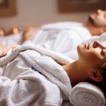 Couple recevant un massage de la tête dans un spa