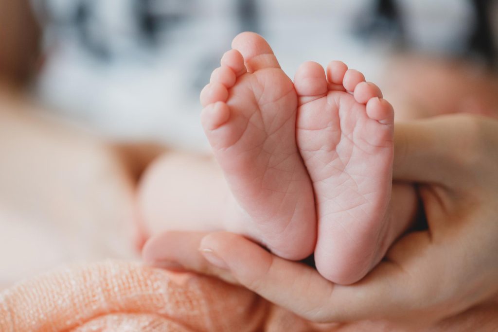 Gros plan sur pieds de bébé